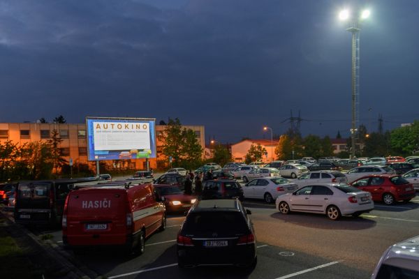 V Dukovanech zahajuje provoz Letní kino a autokino pod chladícími věžemi elektrárny